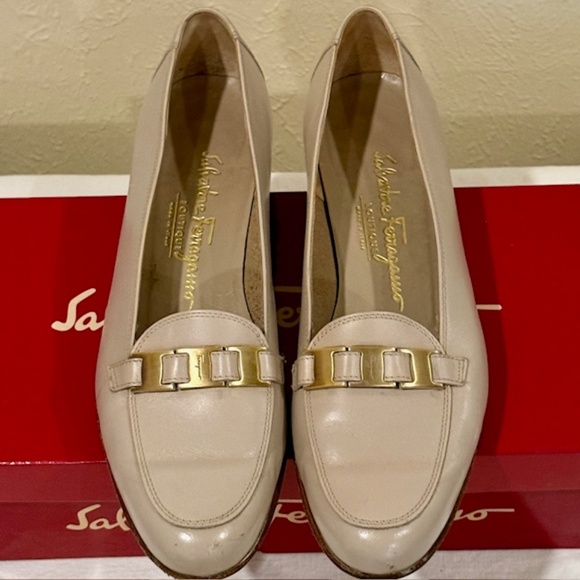 Salvatore Ferragamo Beige  "Ponza" Flat 8AA - Picture 1 of 8